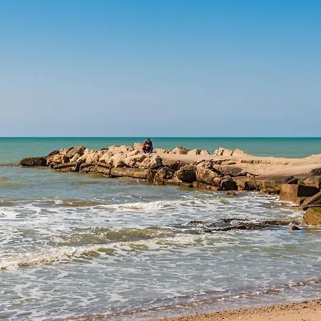 Coastal Chic Retreat By Ps