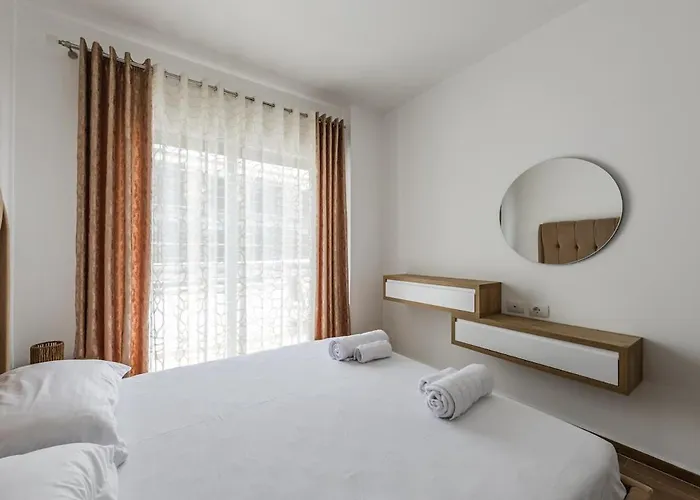 Coastal Chic Retreat By Ps 아파트 골렘