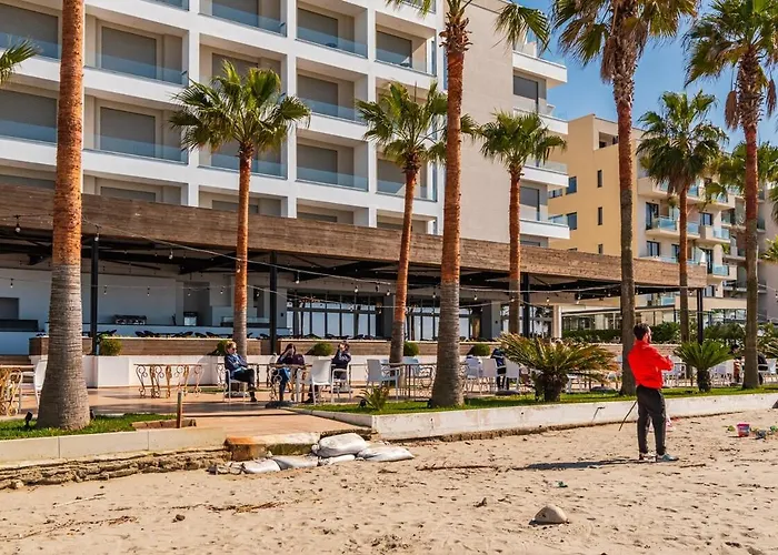 Coastal Chic Retreat By Ps 아파트 골렘