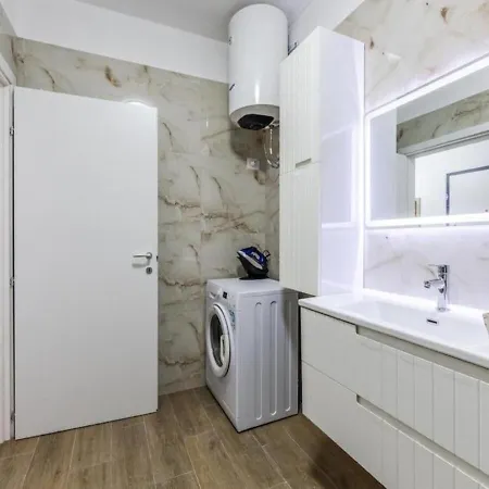 Coastal Chic Retreat By Ps Apartment Golem (Tirana)
