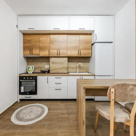 Coastal Chic Retreat By Ps Apartment Golem (Tirana)